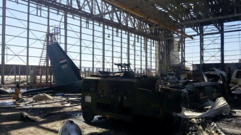 Imagen difundida por la agencia de noticias Yemen Press que muestra los restos del CN-235 destrozado en un bombardeo de Arabia Saudí en Saná. Imagen difundida por la agencia de noticias Yemen Press que muestra los restos del CN-235 destrozado en un bombardeo de Arabia Saudí en Saná.