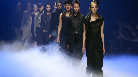 Varias modelos presentan creaciones de la colección primavera-verano 2016 de los diseñadores Naoshi Sawayanagi y Kohji Taisuke para su firma "divka" durante un desfile de la Semana de la Moda de Tokio (Japón) hoy, 14 de octubre de 2015. EFE