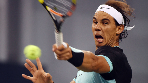 Rafael Nadal juega contra Ivo Karlovic en el torneo de tenis Masters de Shanghái, el 14 de octubre de 2015. AFP/GREG BAKER