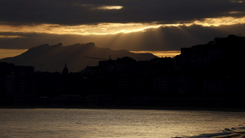 Vista del amanecer sobre la playa de Ondarreta de San Sebastián, donde hoy se alternarán las nubes y los claros.EFE/Javier Etxezarreta.