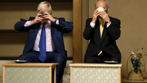 El alcalde de Londres, Boris Johnson (izda), junto al gobernador de Tokio (Japón), Yoichi Masuzoe (dcha), asisten a una ceremonia del té en el templo Meiji en Tokio (Japón) hoy, 14 de octubre de 2015. REUTERS/Issei Kato
