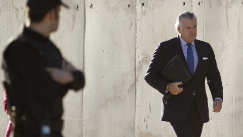 El extesorero del PP Luis Bárcenas, a su llegada esta mañana a la sede de la Audiencia Nacional de San Fernando de Henares donde se reanuda el macrojuicio del caso Gürtel. EFE/Javier Lizón