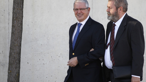 El exdirigente del PP de Galicia y considerado número dos de la trama Gürtel, Pablo Crespo, acompañado por su abogado, Miguel Durán, a su llegada esta mañana a la sede de la Audiencia Nacional de San Fernando de Henares donde se reanuda el 