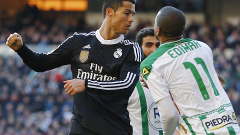 Cristiano Ronaldo agrede a Edimar, jugador del Córdoba. / REUTERS Cristiano Ronaldo agrede a Edimar, jugador del Córdoba. / REUTERS