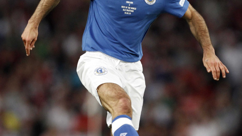 El exfutbolista Luis Figo, en un partido benéfico a favor de UNICEF en Old Trafford, el campo del Manchester United, en 2010. REUTERS/Phil Noble