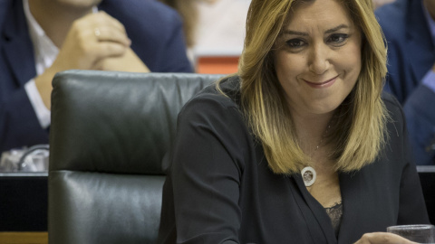 La presidenta andaluza, Susana Díaz, y el portavoz del grupo socialista y el portavoz de la gestora del PSOE, Mario Jiménez, en sus escaños en la sesión de control al ejecutivo en el Parlamento de Andalucía en Sevilla. EFE/Julio Muñoz La presidenta andaluza, Susana Díaz, y el portavoz del grupo socialista y el portavoz de la gestora del PSOE, Mario Jiménez, en sus escaños en la sesión de control al ejecutivo en el Parlamento de Andalucía en Sevilla. EFE/Julio Muñoz