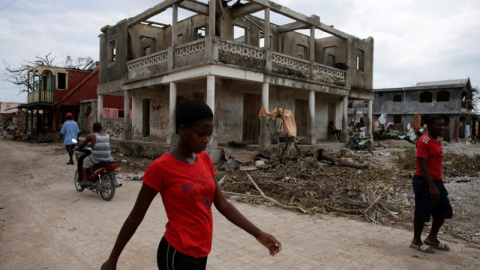 Varias personas pasan por una calle en Port-a-Piment, Haití. - REUTERS