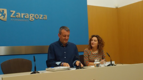El concejal de Hacienda del Ayuntamiento de Zaragoza, Fernando Rivarés, explicó el acuerdo, ya asumido por el equipo de gobierno, acompañado por la edil de Igualdad, Arantza Gracia. El concejal de Hacienda del Ayuntamiento de Zaragoza, Fernando Rivarés, explicó el acuerdo, ya asumido por el equipo de gobierno, acompañado por la edil de Igualdad, Arantza Gracia.