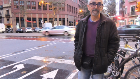 L'expert en noviolència Paco Cascón en l'entrevista amb 'Públic'. ÀLEX ROMAGUERA.