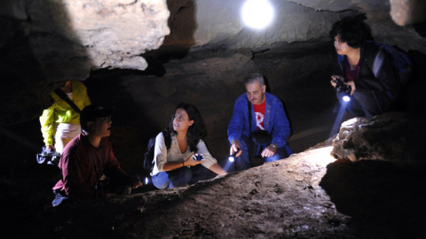Los investigadores María Martinón-Torres, José María Bermúdez de Castro, Liu Wu y Wu Xiujie en la cueva china. / IVPP