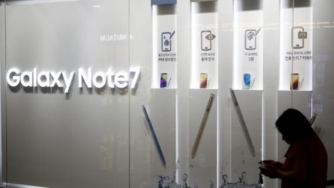 Una mujer mira su móvil junto a varios anuncios del Samsung Galaxy Note 7 en la sede de la compañía en Seúl. REUTERS/Kim Hong-Ji Una mujer mira su móvil junto a varios anuncios del Samsung Galaxy Note 7 en la sede de la compañía en Seúl. REUTERS/Kim Hong-Ji