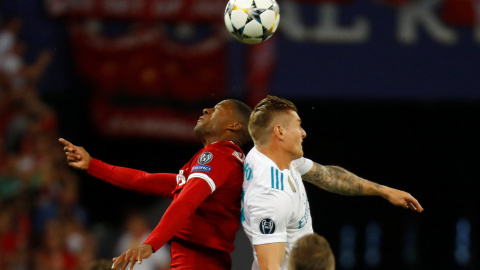 Un balón dividido entre Tomi Kroos (derecha) y Georginio Wijnaldum.- REUTERS