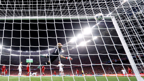 El portero del Liverpool, Loris Karius, observa cómo se cuela el gol de Bale.- REUTERS