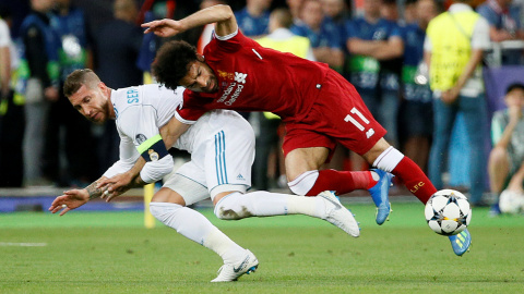 Sergio Ramos agarra del brazo a Salah en la jugada en la que el futbolista del Liverpool acabó lesionado del hombro.- REUTERS