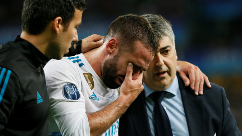 Dani Carvajal llora cuando es sustituido por lesión en la primera parte de la final de Champions entre el Real Madrid y el Liverpool.- REUTERS
