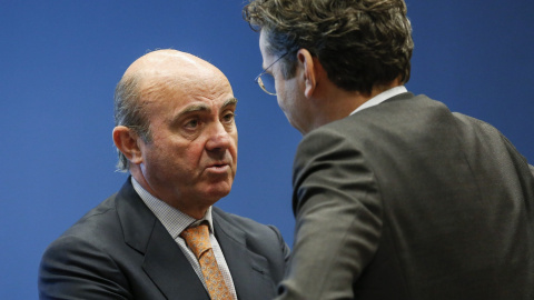 El ministro de Economía español, Luis de Guindos, habla con el presidente del Eurogrupo, Jeroen Dijsselbloem, al comienzo de la reunión de los ministros de Economía y Finanzas de la zona del Eurogrupo, en Luxemburgo. EFE/Julien Warnand El ministro de Economía español, Luis de Guindos, habla con el presidente del Eurogrupo, Jeroen Dijsselbloem, al comienzo de la reunión de los ministros de Economía y Finanzas de la zona del Eurogrupo, en Luxemburgo. EFE/Julien Warnand