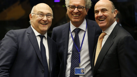 El ministro de Finanzas francés, Michel Sapin, su homólogo luxemburgués, Pierre Gramegna y el ministro de Economía español, Luis de Guindos, posan al comienzo de la reunión de los ministros de Economía y Finanzas de la zona del Eurogrupo, e El ministro de Finanzas francés, Michel Sapin, su homólogo luxemburgués, Pierre Gramegna y el ministro de Economía español, Luis de Guindos, posan al comienzo de la reunión de los ministros de Economía y Finanzas de la zona del Eurogrupo, e