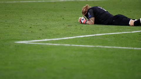 El portero del Liverpool, sobre el césped, entristecido por sus repetidos errores en la final que han llevado a la derrota de su equipo.-REUTERS