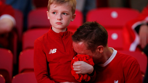 Un seguidor del Liverpool llora tras la derrota de su equipo en la final de Champions.-REUTERS