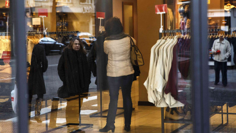 Una mujer observa el escaparete de una tienda de ropa en Madrid. REUTERS/Andrea Comas Una mujer observa el escaparete de una tienda de ropa en Madrid. REUTERS/Andrea Comas