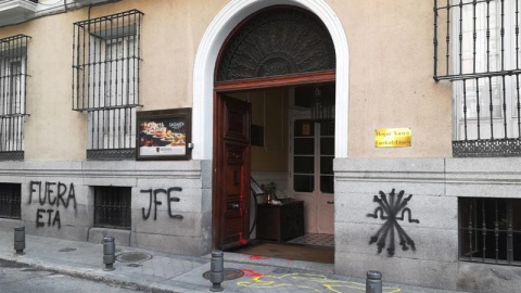 24/05/2018.- La Casa de la Cultura Vasca en Madrid ha aparecido hoy con pintadas en las que puede leerse "Fuera ETA" y las siglas de las Juventudes de la Falange Española, además de una silueta humana en el suelo y manchas de pintura roja a 24/05/2018.- La Casa de la Cultura Vasca en Madrid ha aparecido hoy con pintadas en las que puede leerse "Fuera ETA" y las siglas de las Juventudes de la Falange Española, además de una silueta humana en el suelo y manchas de pintura roja a