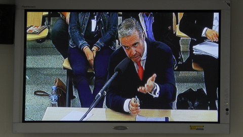 El exedil de Hacienda de Pozuelo de Alarcón (Madrid) Roberto Fernández, en una imagen del monitor de la sala de prensa de la Audiencia Nacional en San Fernando de Henares, durante su declaración en el macrojuicio de la trama Gürtel. EFE/Jua El exedil de Hacienda de Pozuelo de Alarcón (Madrid) Roberto Fernández, en una imagen del monitor de la sala de prensa de la Audiencia Nacional en San Fernando de Henares, durante su declaración en el macrojuicio de la trama Gürtel. EFE/Jua