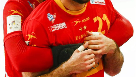 Joan Cañellas celebra con Maqueda la victoria de España sobre Dinamarca. EFE/Diego Azubel