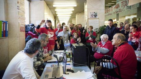La PLAFHC reunida en asamblea durante su encierro en el hospital 12 de octubre / Malú López