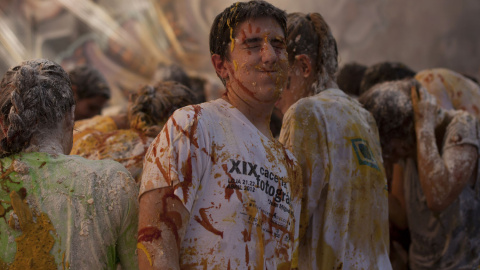 Estudiantes de la facultad de medicina en la Universidad de Granada, cubiertos de restos de comida tras las novatadas al inicio del curso. AFP/JORGE GUERRERO