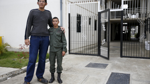 Jeison Rodríguez (izq) de 19 años es la persona en vida que tiene los pies más grandes del mundo. Posa para una foto con su hermano mayor Wilmer, de 24 años, al lado de su casa en Maracay, Venezuela. El pie derecho le mide 40,1cm y el izqui