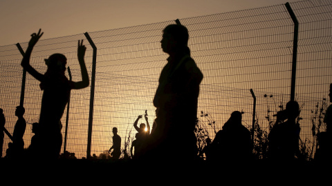 Manifestantes palestinos se juntan durante los enfrentamientos con las tropas israelíes cerca de la frontera entre Israel y el centro de la Franja de Gaza 15 de octubre de 2015.  REUTERS / Ibraheem Abu Mustafa