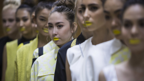 Modelos con los labios pintados de amarillo en la Semana de la Moda de Kazajstán en Almaty, 15 de octubre de 2015. REUTERS / Shamil Zhumatov