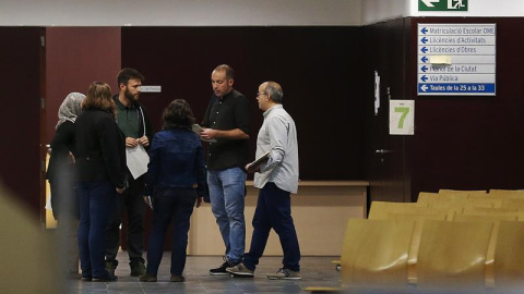 Los concejales del Ayuntamiento de Badalona atienden a los ciudadanos en el interior del recinto, tras desobedecer la resolución de un juzgado barcelonés contra su voluntad de abrir las dependencias municipales en el Día de la Hispanidad./ Los concejales del Ayuntamiento de Badalona atienden a los ciudadanos en el interior del recinto, tras desobedecer la resolución de un juzgado barcelonés contra su voluntad de abrir las dependencias municipales en el Día de la Hispanidad./