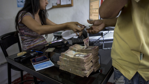 Una moneda de barrio contra la hiperinflación en Venezuela. SIMONE DALMASSO Una moneda de barrio contra la hiperinflación en Venezuela. SIMONE DALMASSO