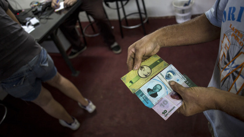 Una moneda de barrio contra la hiperinflación en Venezuela. SIMONE DALMASSO Una moneda de barrio contra la hiperinflación en Venezuela. SIMONE DALMASSO