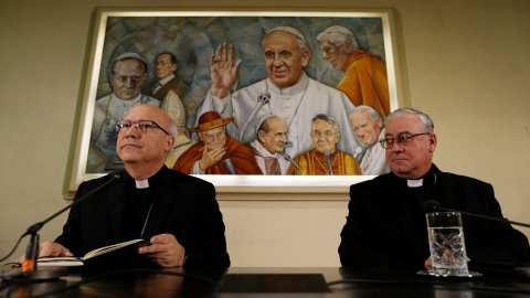 Los obispos chilenos Luis Fernando Ramos Perez y Juan Ignacio Gonzalez Errazuriz tras su reunión con el Papa Francisco en el Vaticano. / Reuters Los obispos chilenos Luis Fernando Ramos Perez y Juan Ignacio Gonzalez Errazuriz tras su reunión con el Papa Francisco en el Vaticano. / Reuters