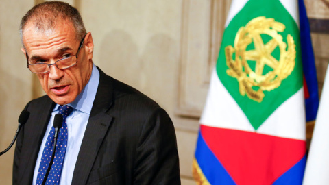 Cottarelli, tras reunirse con Mattarella en Roma. REUTERS/Tony Gentile Cottarelli, tras reunirse con Mattarella en Roma. REUTERS/Tony Gentile