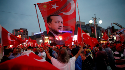 Un seguidor de Erdogan sujeta una bandera del mandatario turco durante una manifestación en Ankara. - REUTERS Un seguidor de Erdogan sujeta una bandera del mandatario turco durante una manifestación en Ankara. - REUTERS