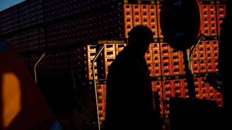 Un trabajador camina en el campamento donde llevan un año protestando a las puerta de la fábrica de Coca-Cola en Fuenlabrada contra su cierre. -JAIRO VARGAS