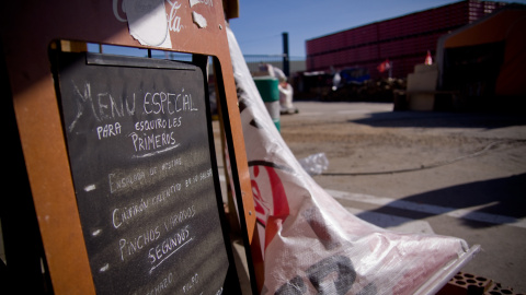 Un cartel contra los esquiroles, en la puerta del campamento donde protestan los trabajadores de Coca-Cola en Fuenlabrada, que ya ha cumplido un año. -JAIRO VARGAS