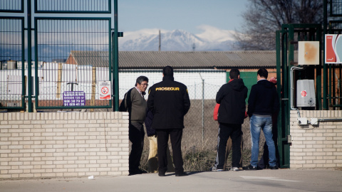 Los trabajadores conversan con los vigilantes de seguridad privada de la fábrica de Coca-Cola en Fuenlabrada, que lleva un año cerrado. -JAIRO VARGAS