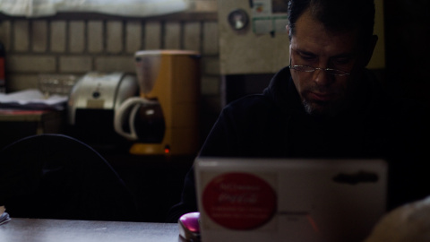 Juan Carlos Asenjo, portavoz del campamento de  trabajadores de Coca-Cola en Fuenlabrada y muiembro del comité de empresa, trabaja en el interior de la cabaña. -JAIRO VARGAS