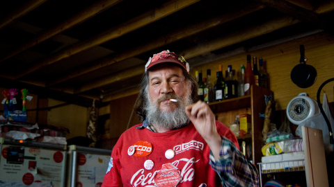 Leandro Pulido, presidente del comité de empresa de CCOO en la planta de Coca-Cola en Fuenlabrada, fuma en el interior de campamento contra el cierre de la fábrica. -JAIRO VARGAS
