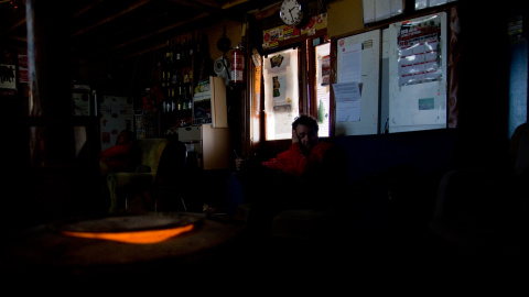 Uno de los trabajadores que llevan un año acampados a las puertas de la fábrica descansa en el interior de la cabaña. -JAIRO VARGAS