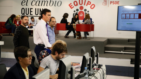 El secretario general del PSOE, Pedro Sánchez, en el el servicio telefónico puesto en marcha para movilizar a simpatizantes y militantes socialistas con vistas a las elecciones generales de 20 de diciembre. EFE/Fernando Alvarado El secretario general del PSOE, Pedro Sánchez, en el el servicio telefónico puesto en marcha para movilizar a simpatizantes y militantes socialistas con vistas a las elecciones generales de 20 de diciembre. EFE/Fernando Alvarado