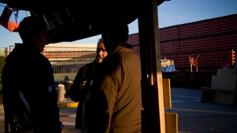 Los empleados acampados contra el cierre de la fábrica de Coca-cola en Fuenlabrada conversan en el campamento donde llevan un año resistiendo. -JAIRO VARGAS