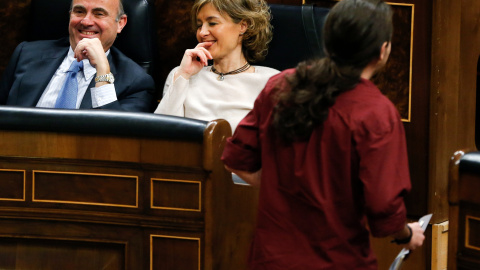 El líder de Podemos, Pablo Iglesias (d), pasa junto a los ministros en funciones de Economía, Luis de Guindos (i), y de Agricultura, Isabel García Tejerina. EFE/Ballesteros El líder de Podemos, Pablo Iglesias (d), pasa junto a los ministros en funciones de Economía, Luis de Guindos (i), y de Agricultura, Isabel García Tejerina. EFE/Ballesteros