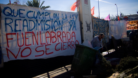Trabajadores de la fábrica de Coca-Cola en Fuenlabrada hacen guardia en uno de los accesos a la planta.