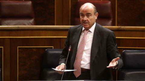 El ministro de Economía, Luis de Guindos, durante una intervención en el pleno del Congreso de los Diputados. EFE/Javier Lizón El ministro de Economía, Luis de Guindos, durante una intervención en el pleno del Congreso de los Diputados. EFE/Javier Lizón