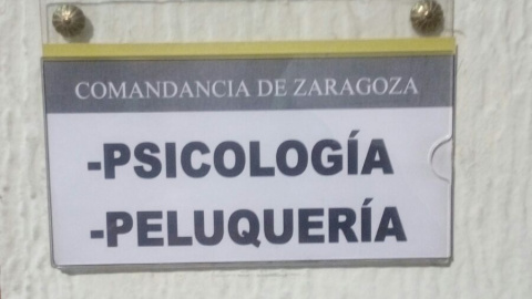 Rotulo de la peluquería sólo para hombres en la Comandancia de la Guardia Civil de Zaragoza.